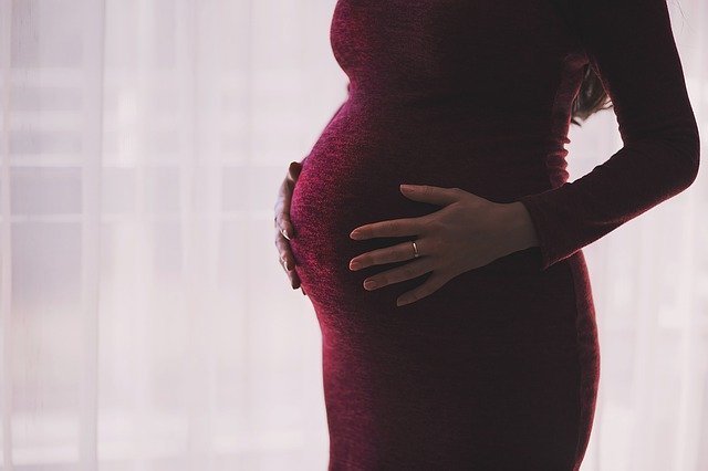 How to sleep with a pregnancy pillow and tips for comfy sleep - For Your Little One