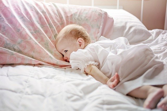 What age can my baby sleep in a bed? - For Your Little One