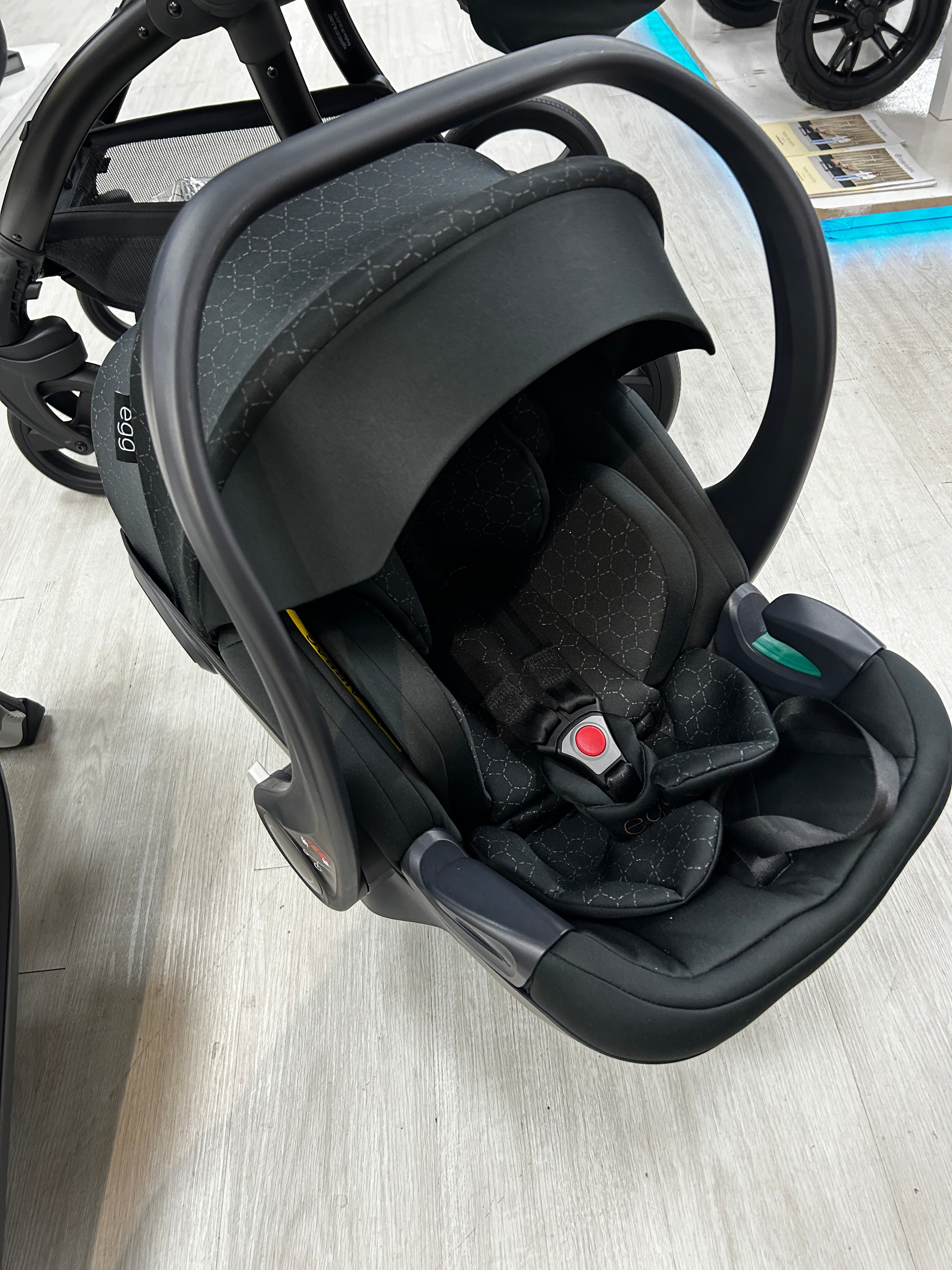 Egg® 2 Luxury Shell i-Size Special Edition Travel System Bundle - Black Geo (Showroom Display)