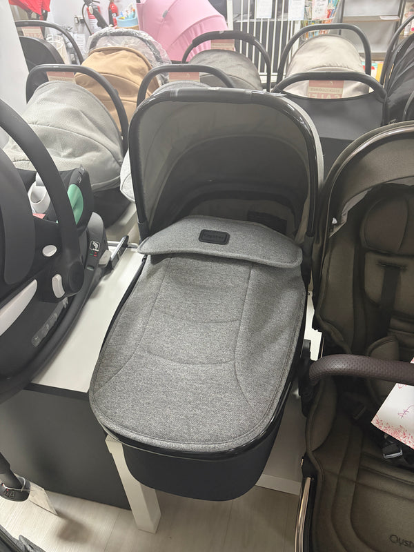 Grey babystyle Oyster 3 carrycot with padded hood and liner