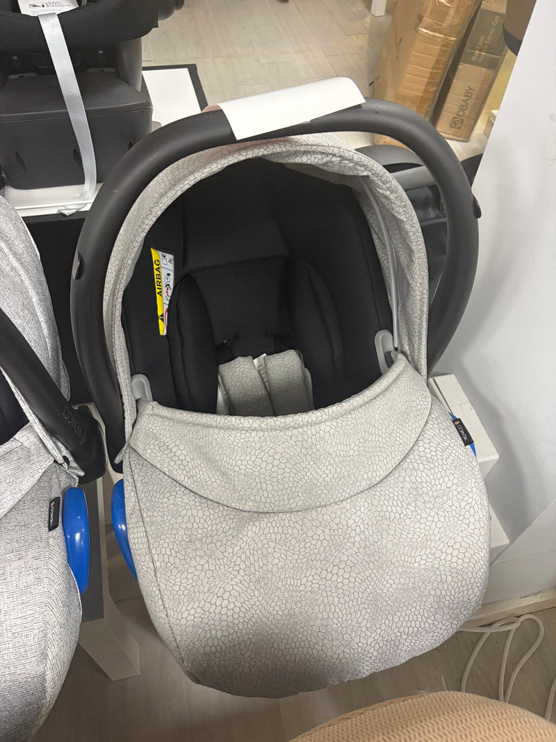 Venicci Newborn Car Seat - Silver Print- Ex Display Clearance