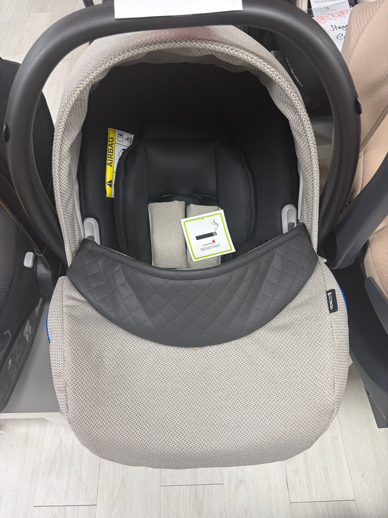 Venicci Newborn Car Seat - Beige / Black- Ex Display Clearance