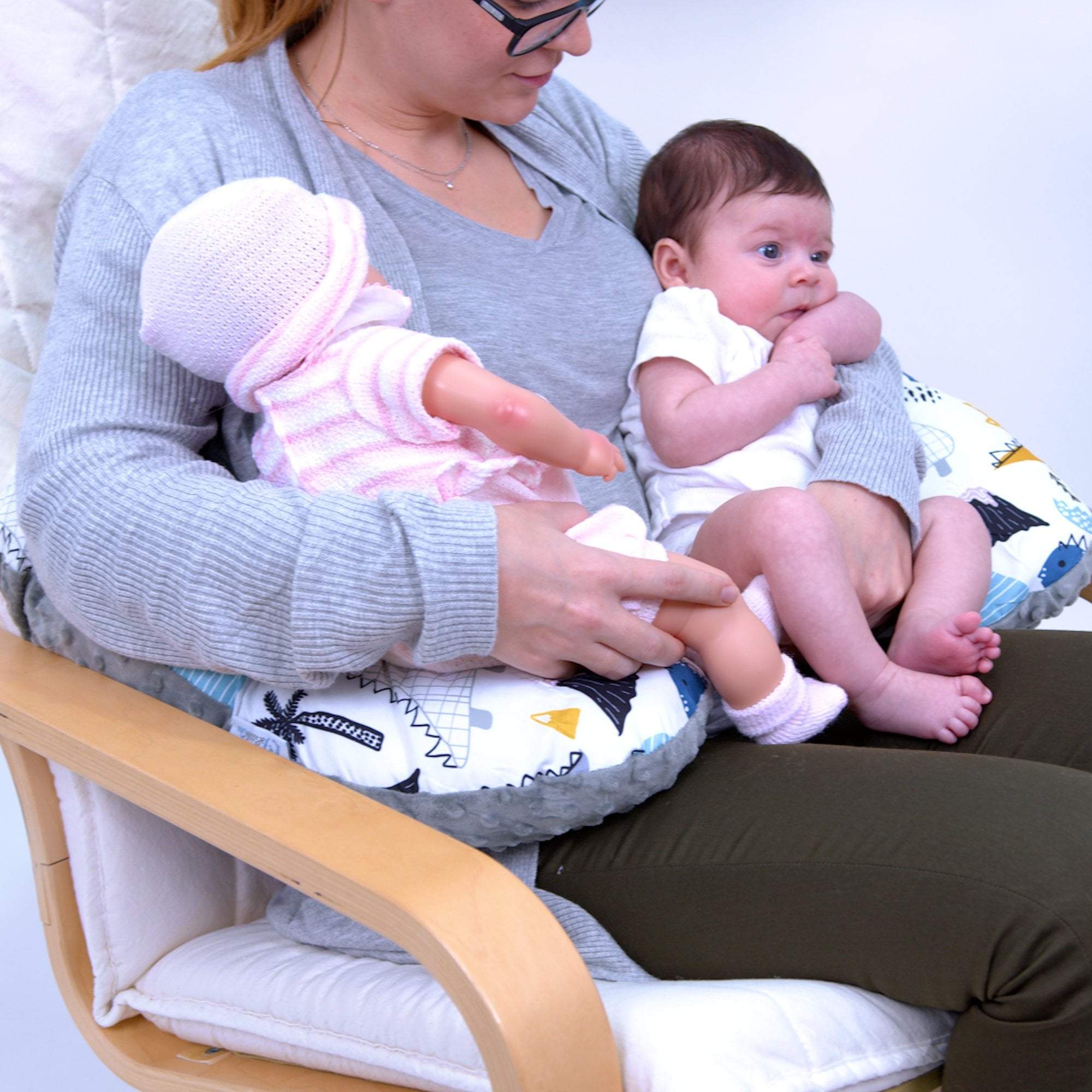 Twin feeding outlet pillow bottle feeding